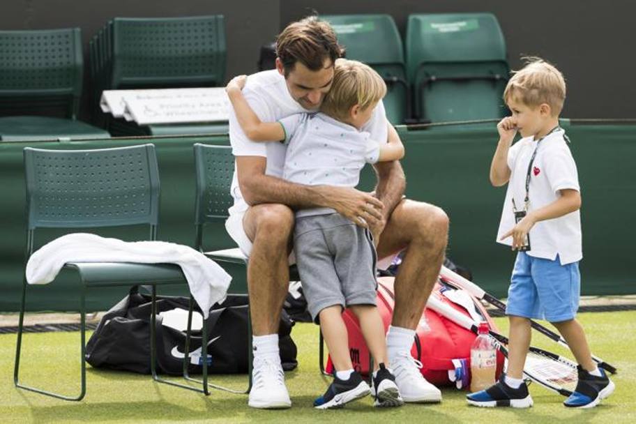 I gemelli di Roger Federer, Leo e Lenny raggiungono pap che si sta allenando sui campi di Wimbledon, dove da domani difende il titolo nello Slam pi prestigioso e insegue il nono successo. Epa